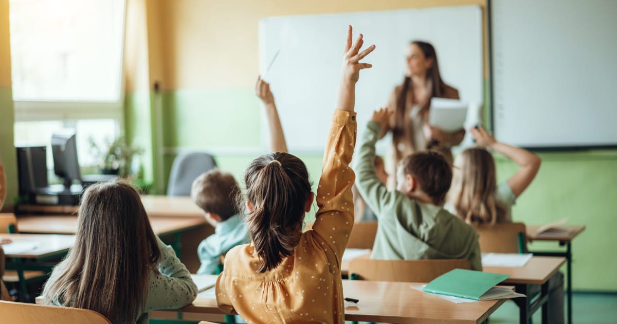 Italia introduce reguli noi pentru elevii străini și interzice vălul în școli