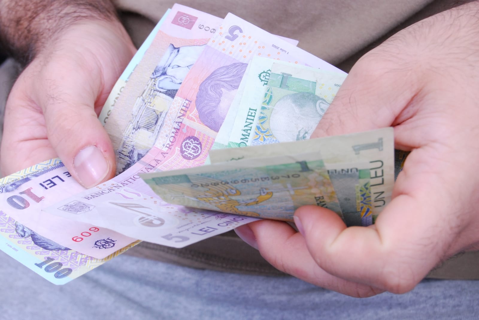 Evoluția veniturilor și a cheltuielilor gospodăriilor din România