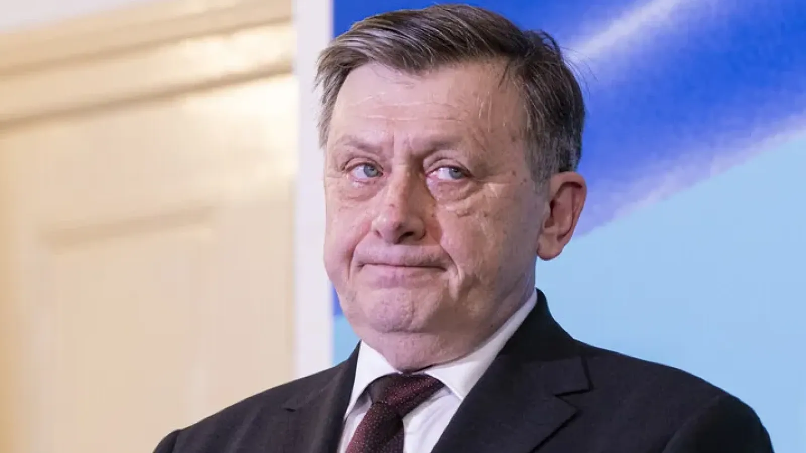 Crin Antonescu critică desemnarea noului prim-ministru și conducerile PNL