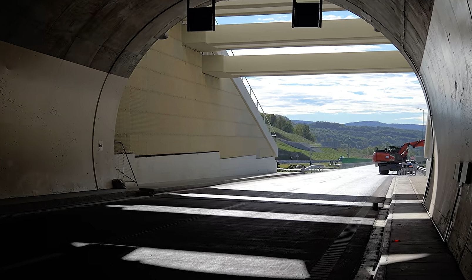 Finalizarea primului tunel forat de pe o autostradă