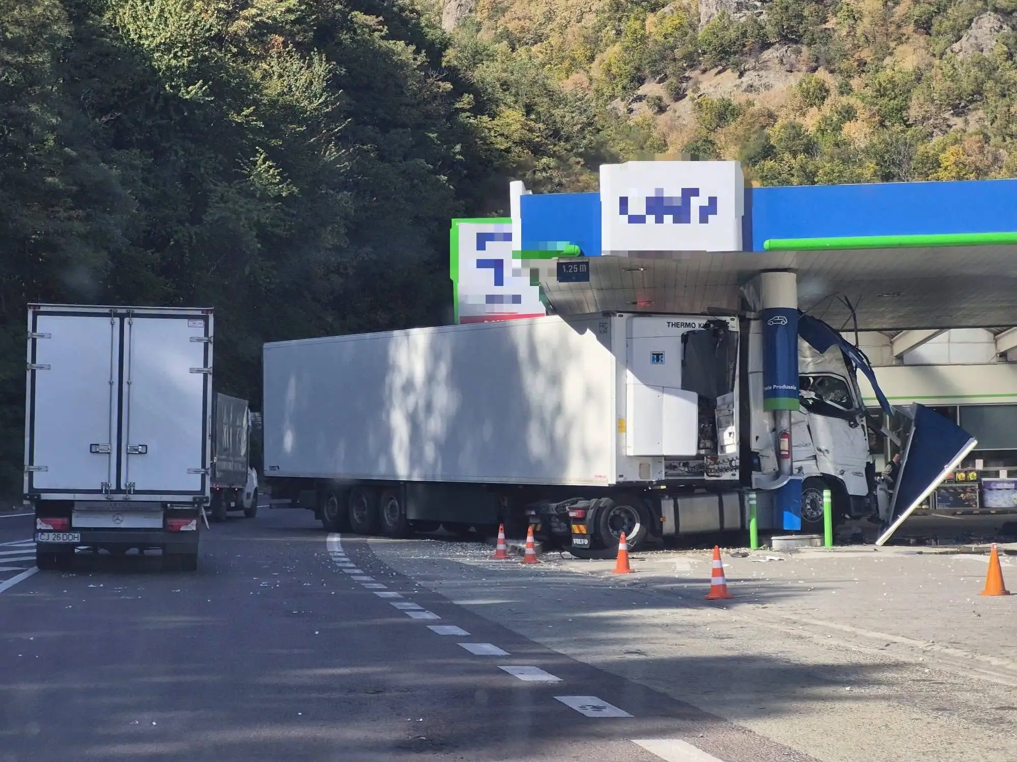 Accident rutier într-o stație de alimentare din Călimănești
