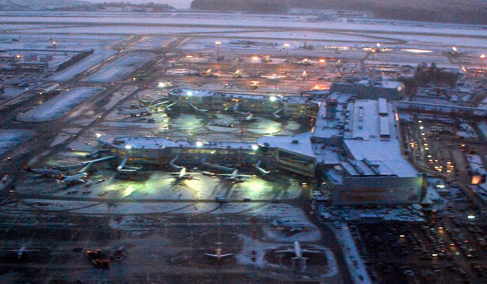 Perturbări majore la aeroporturile din Moscova după atacuri aeriene