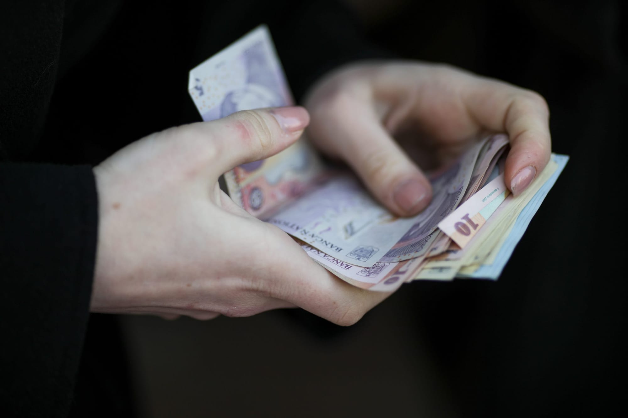 Salariul mediu net a scăzut la 5.688 lei în august