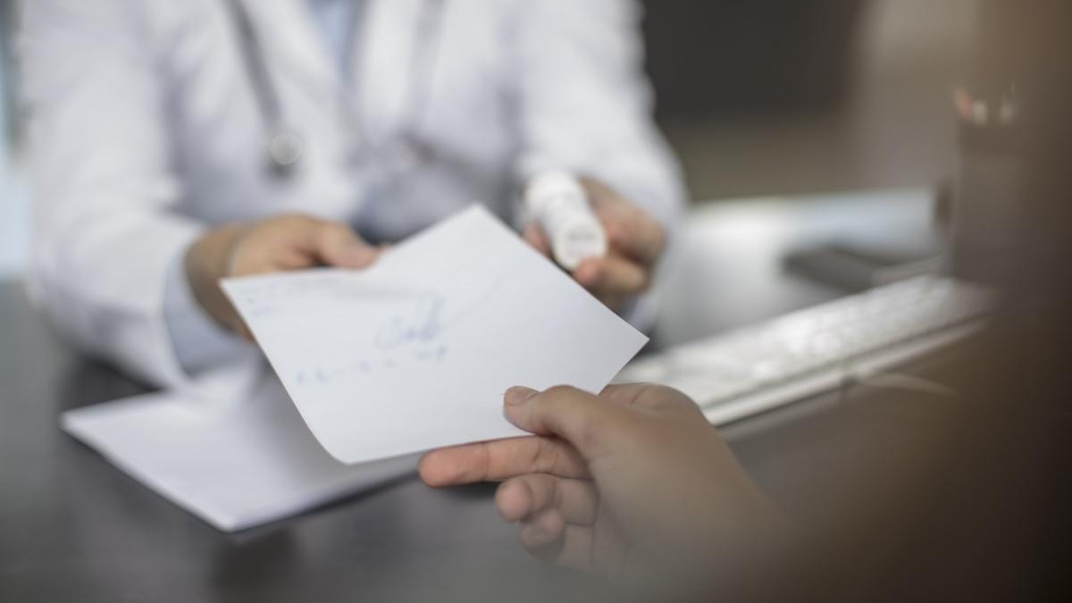 Contestarea unei concedieri pentru activitate sportivă în concediu medical