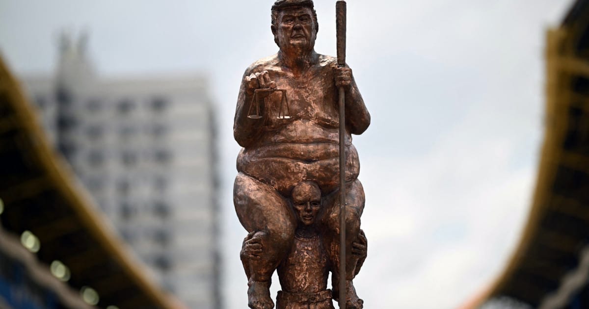 Statuie satirică a lui Donald Trump expusă la Strasbourg