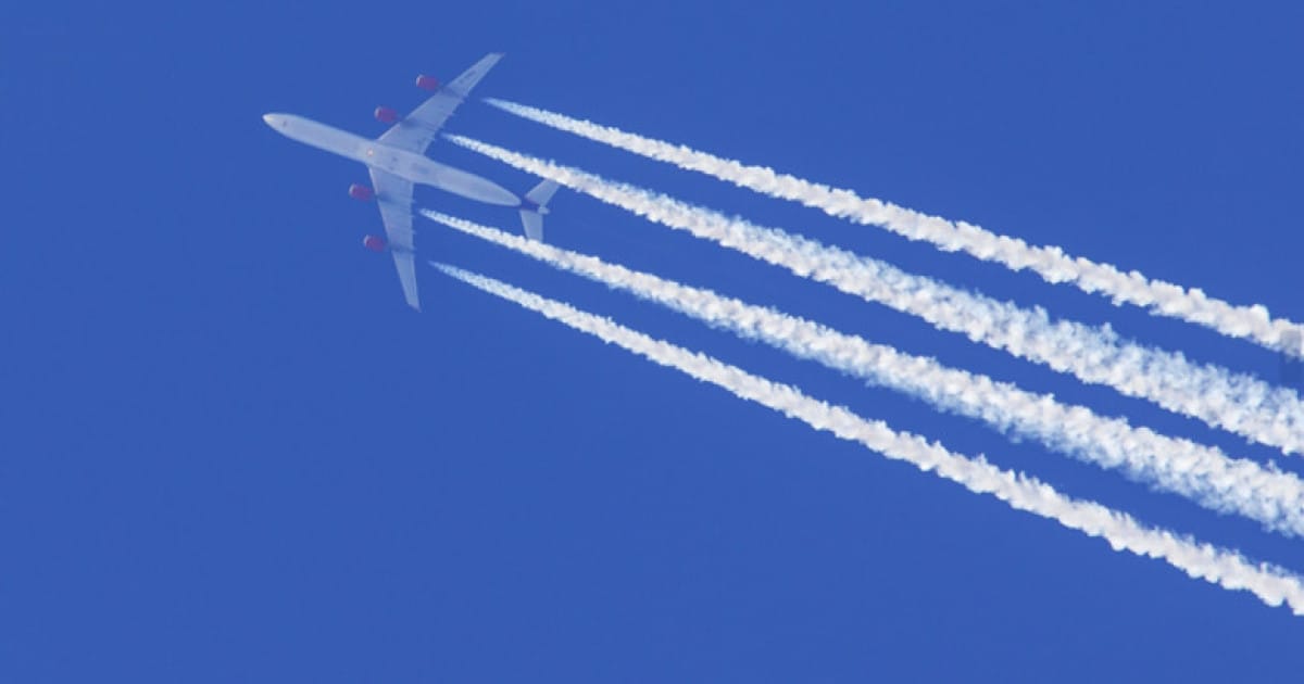 Controverse privind dârele albe lăsate de avioane pe cer