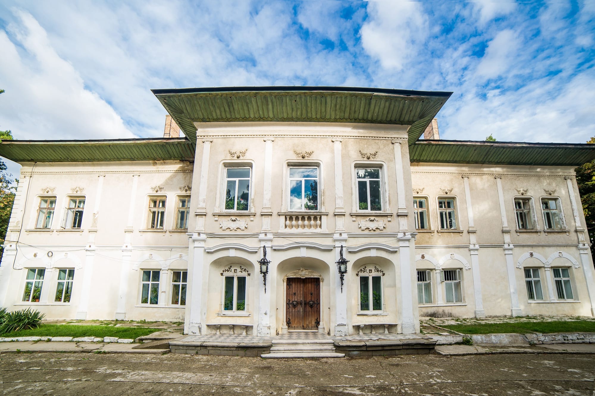 Proprietăți istorice scoase la vânzare în Iași și București