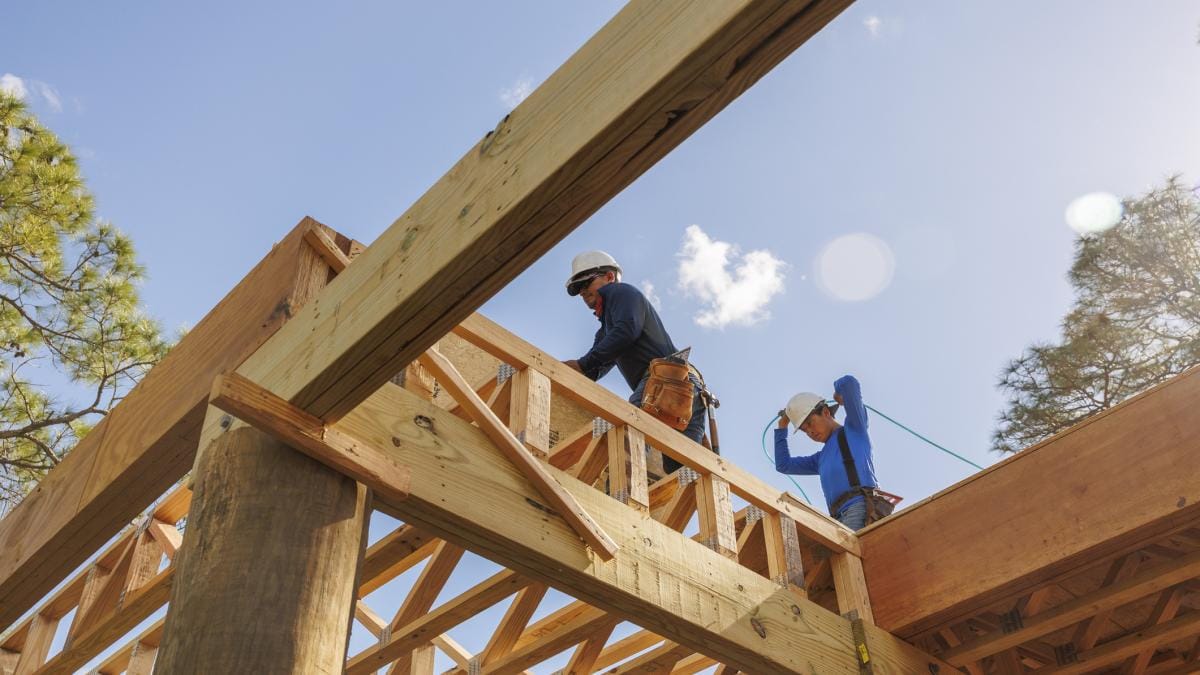 Riscurile constructorilor români în contextul incertitudinii fiscale