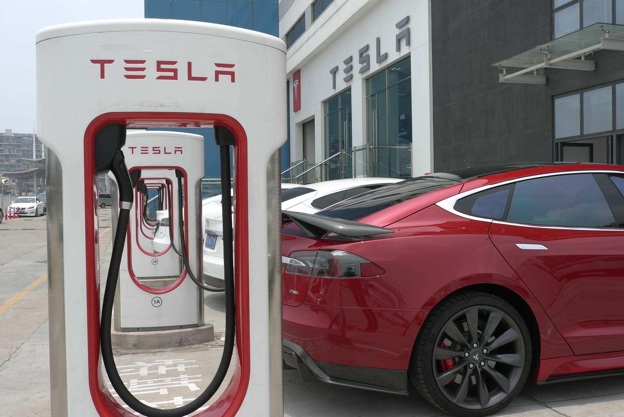 Tesla a prezentat noua generație a modelului Roadster