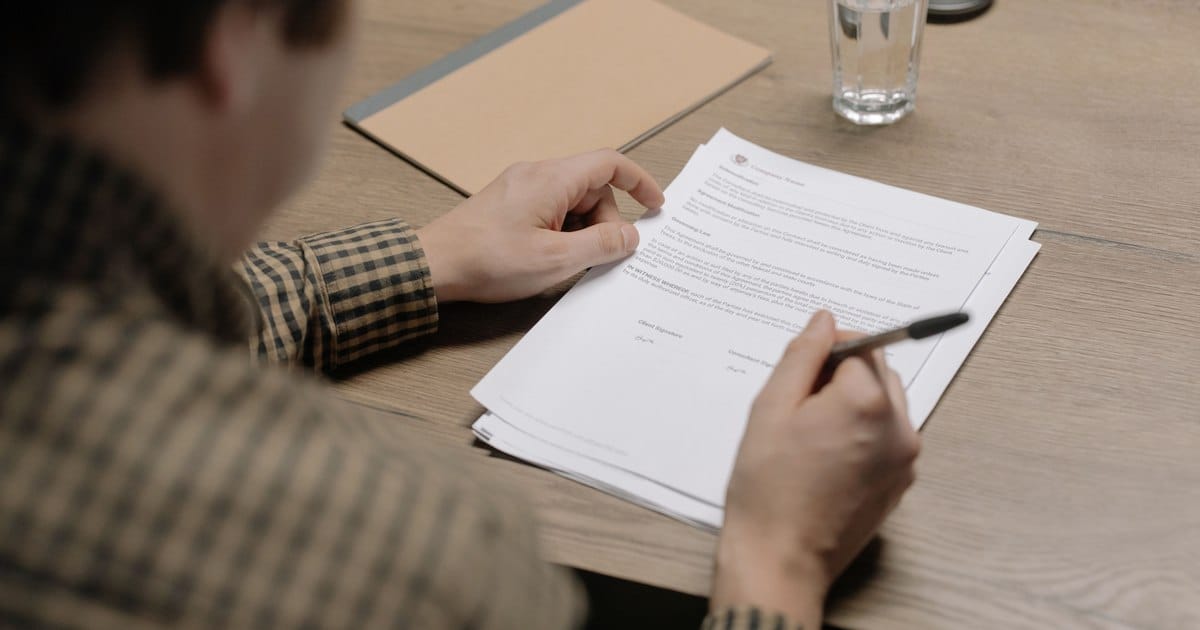 Decizia unui antreprenor român privind contractul unei angajate