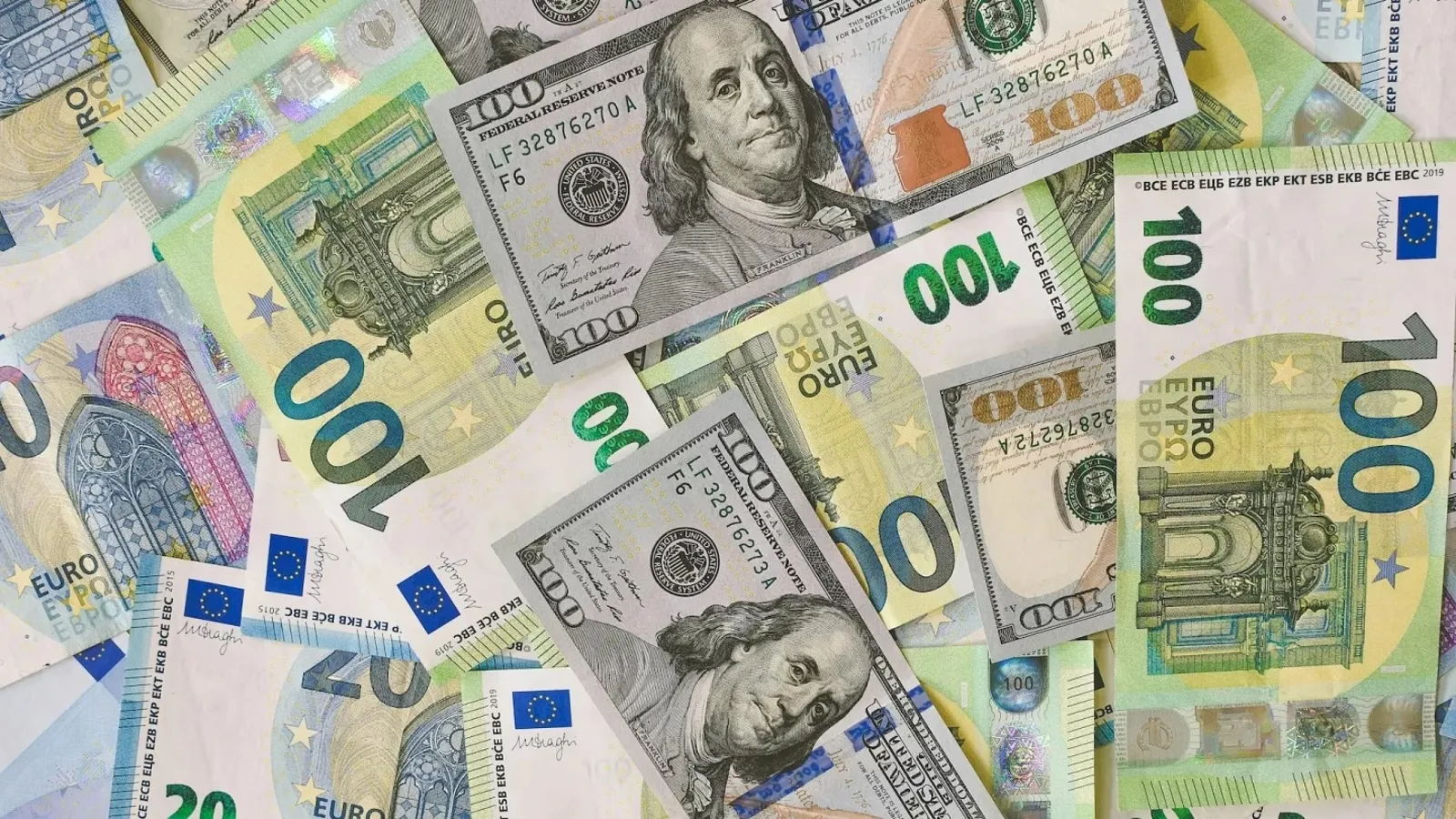Evoluția cursului euro față de dolarul american
