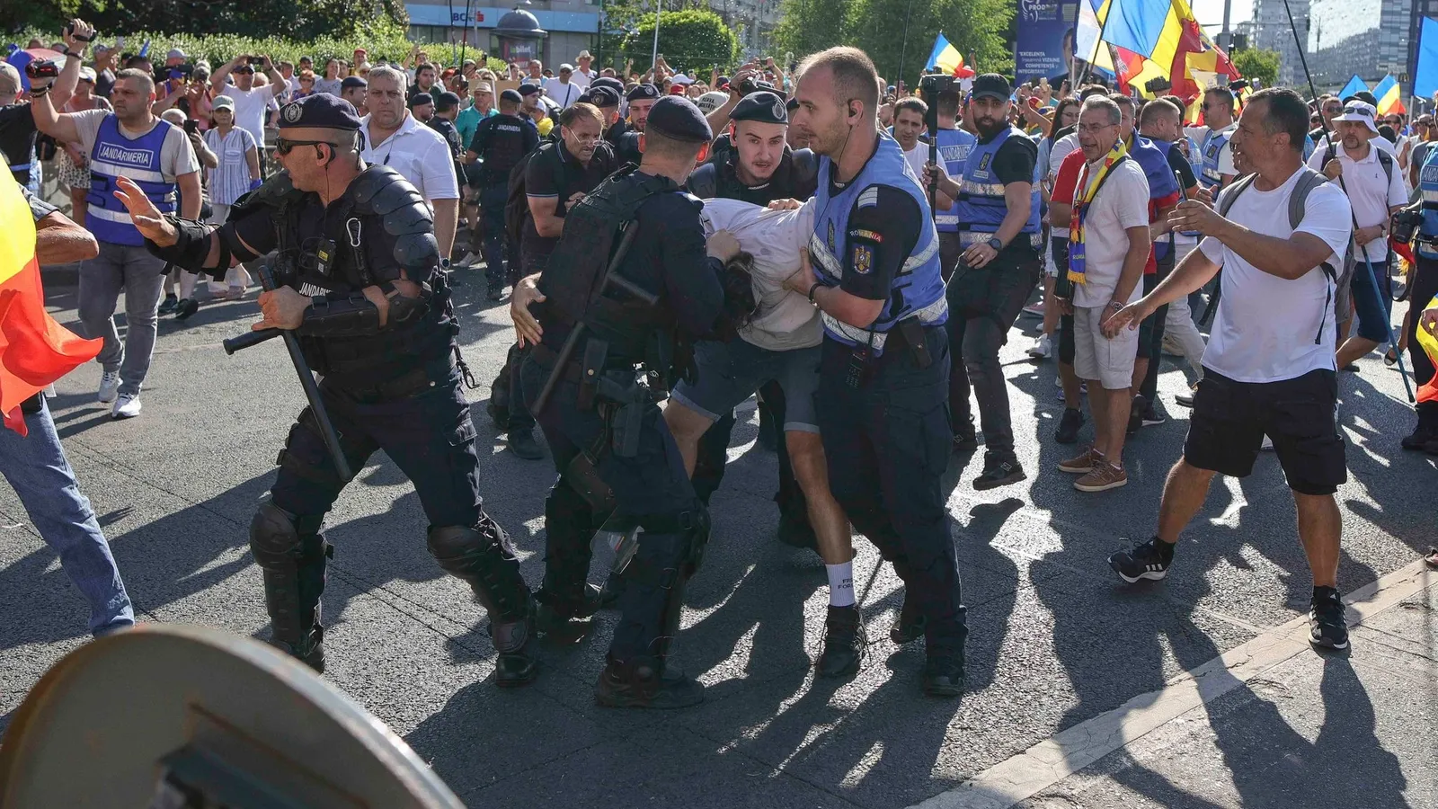 Percheziții în mai multe județe în dosarul violențelor din Piața Victoriei