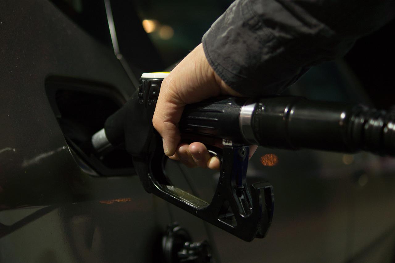 Discuții privind prelungirea plafonării adaosurilor comerciale la carburanți