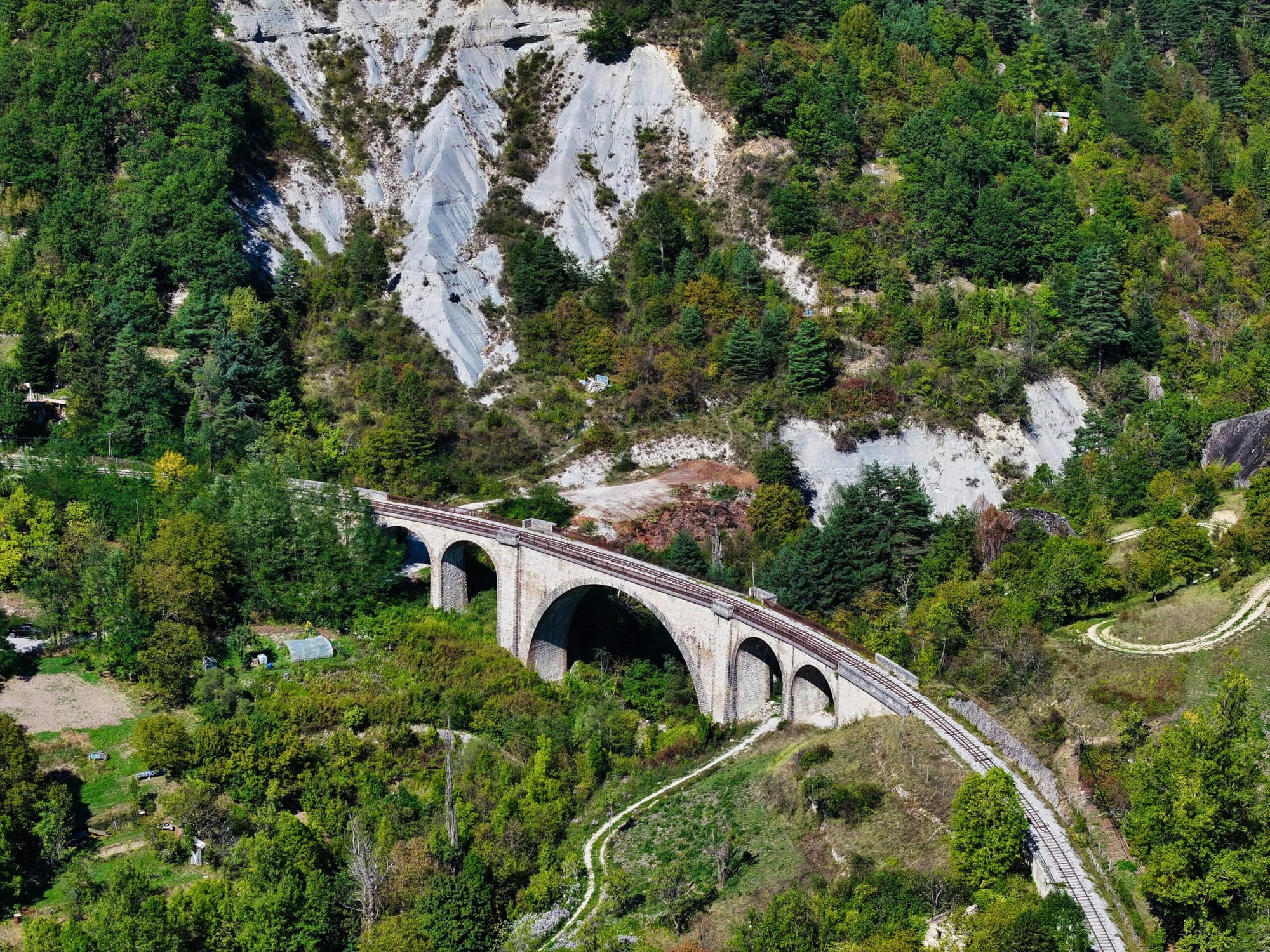 Trasee feroviare spectaculoase prin Alpii dintre Italia și Elveția