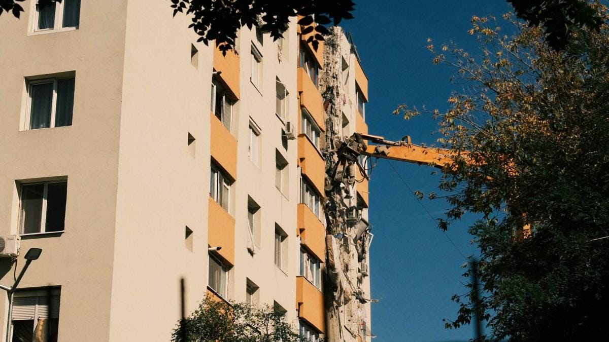 Demolarea parțială a blocului afectat de explozia din Rahova