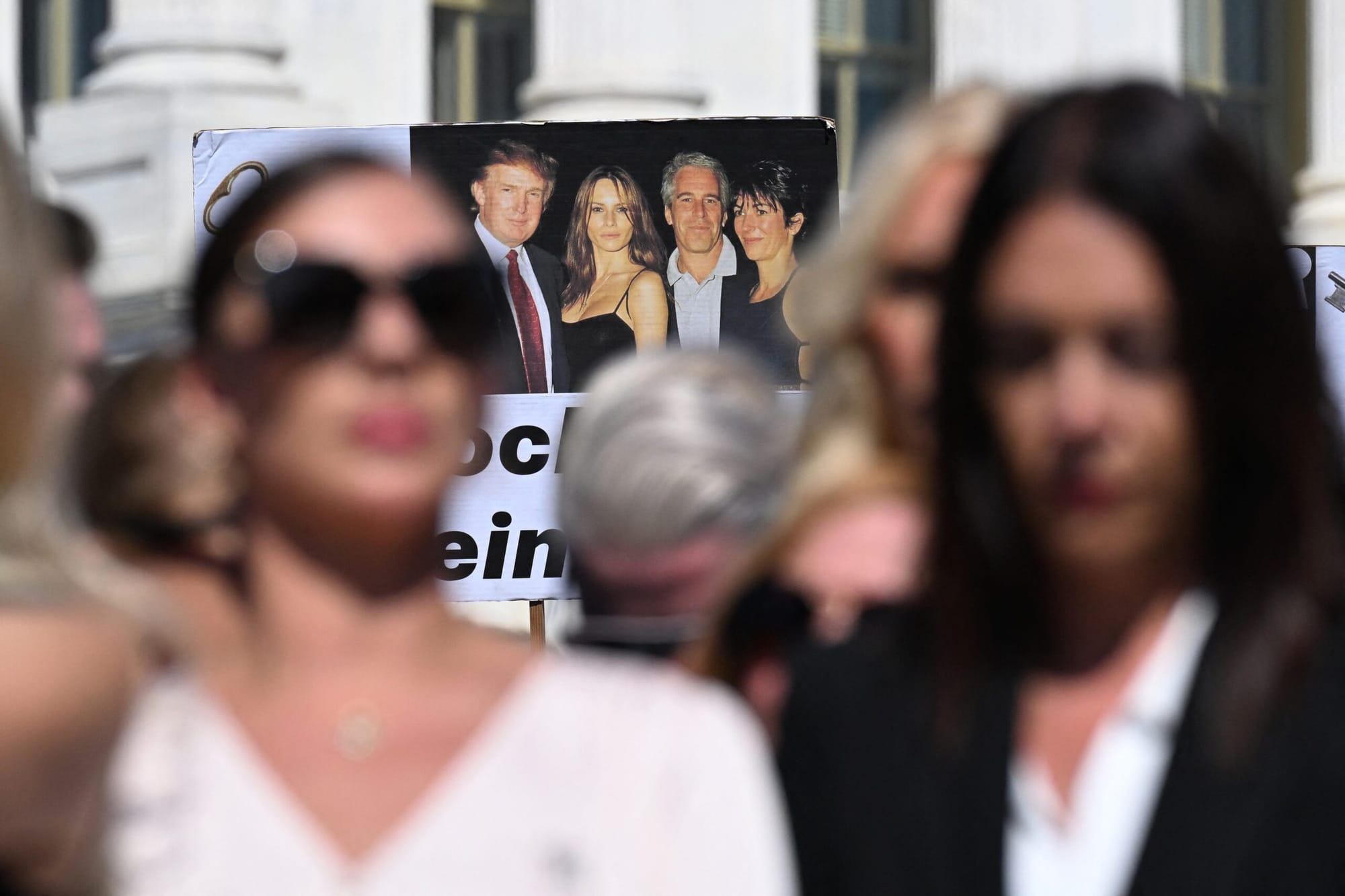 Solicitări pentru investigarea legăturilor dintre Donald Trump și Jeffrey Epstein