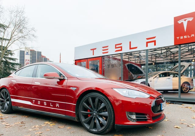 Modificări ale denumirii sistemului de conducere Tesla în Europa