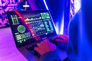 Instituții românești utilizează software cu legături suspectate cu Rusia