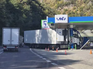 Accident rutier într-o stație de alimentare din Călimănești