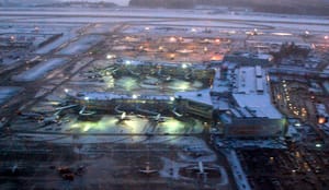 Perturbări majore la aeroporturile din Moscova după atacuri aeriene