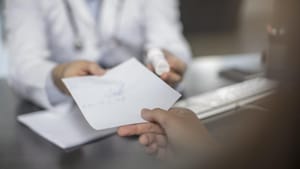 Contestarea unei concedieri pentru activitate sportivă în concediu medical