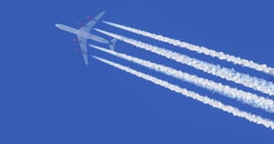 Controverse privind dârele albe lăsate de avioane pe cer