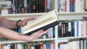 Controverse privind utilizarea inteligenței artificiale în literatura contemporană