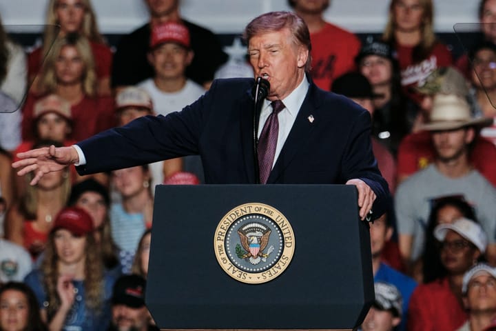 Evoluția cotei de popularitate a lui Donald Trump