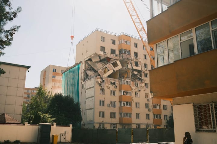 Lucrări de demolare la blocul afectat de explozia din Rahova