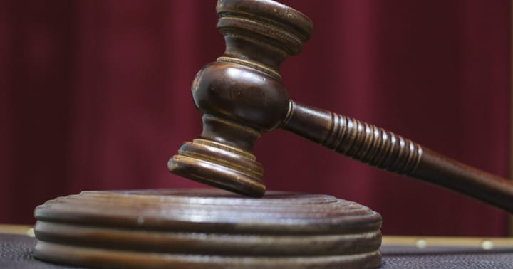 Un procuror trimis în judecată pentru conducere sub influența drogurilor