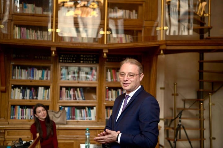 Reacția premierului desemnat față de ironiile privind lectura