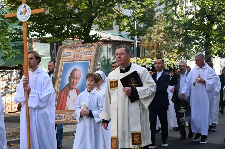 Procesiune religioasă în cinstea Papei Ioan Paul al II-lea