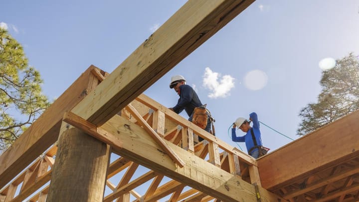 Riscurile constructorilor români în contextul incertitudinii fiscale