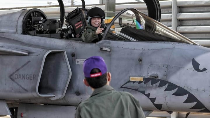 Zborul solo al reginei Thailandei cu avionul Gripen