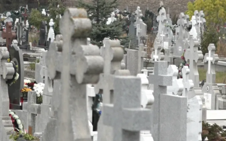 Anchetă pentru profanare de cadavre la un cimitir din Slatina