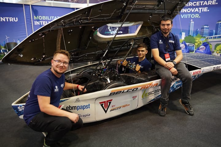 Vehicul solar creat de studenți români expus la București