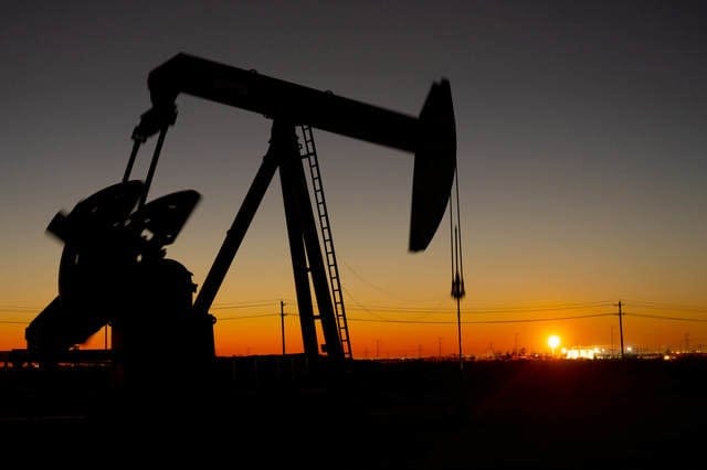 Petrolul scade pe fondul negocierilor de pace din Orientul Mijlociu