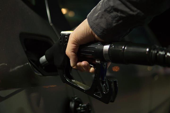 Discuții privind prelungirea plafonării adaosurilor comerciale la carburanți