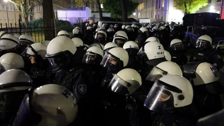 Incident cu un bărbat înarmat la protestul din Varșovia