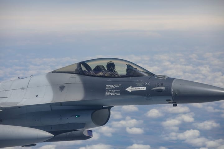 Intervenția avioanelor F-16 în spațiul aerian românesc