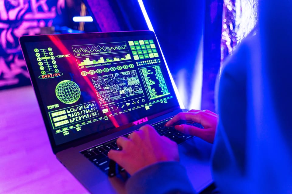 Instituții românești utilizează software cu legături suspectate cu Rusia
