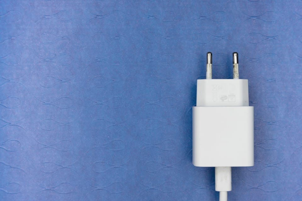 Impactul consumului de energie al dispozitivelor conectate la priză