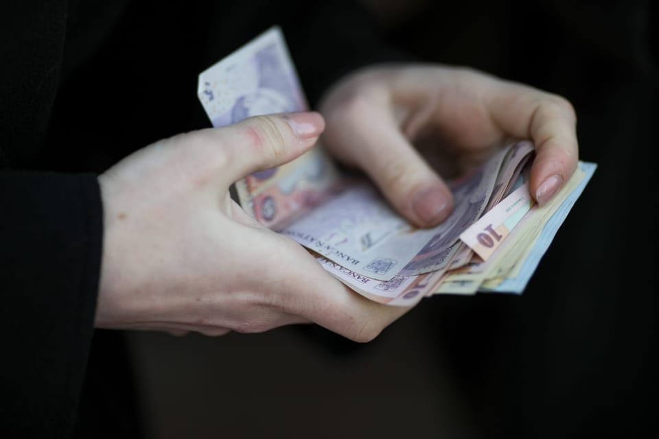 Salariul mediu net a scăzut la 5.688 lei în august