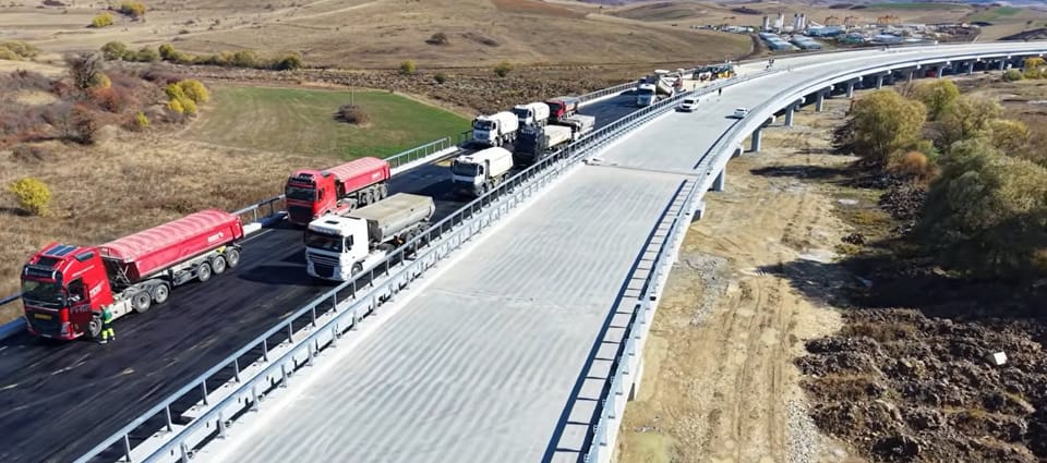 Lucrări de asfaltare pe sectorul Nădășelu-Zimbor al Autostrăzii A3