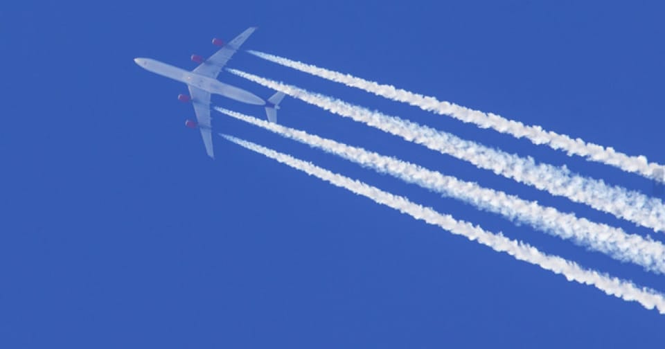 Controverse privind dârele albe lăsate de avioane pe cer