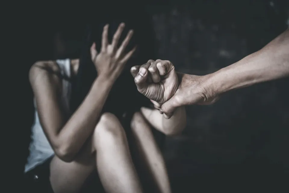 Tânăra cu autism agresată și sechestrată în județul Dolj