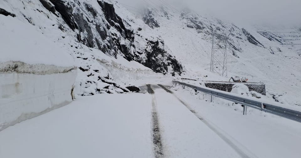 Intervenții de deszăpezire pe drumul Transfăgărășan