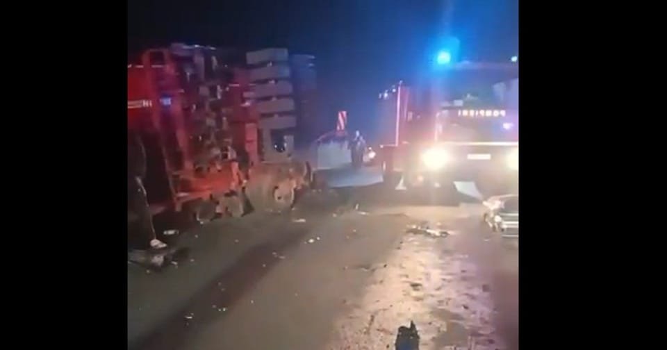 Accident rutier între un autoturism și un tractor