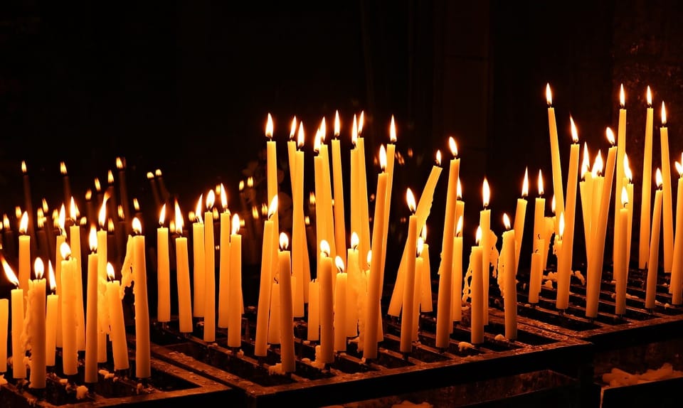 Oferta de obiecte religioase în timpul pelerinajului de la Iași