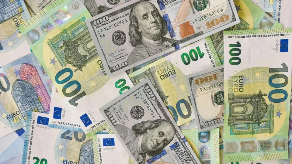 Evoluția cursului euro față de dolarul american